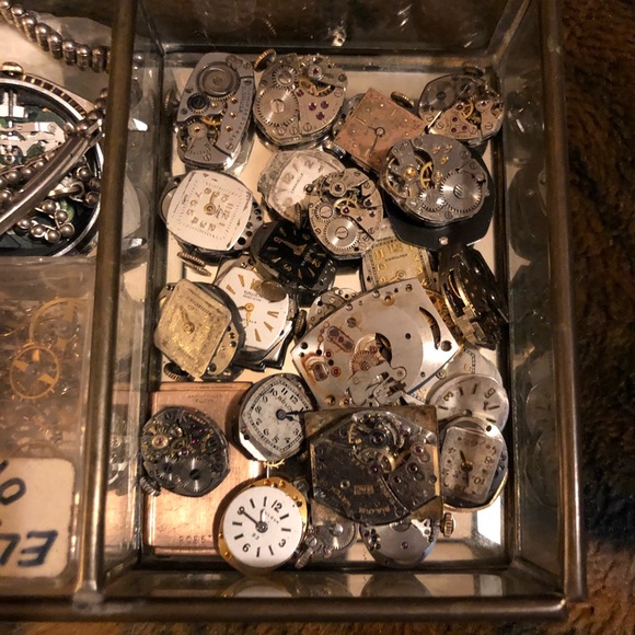 Box of vintage watches working and non - Picture 2 of 7